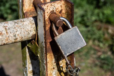 Bariyerde büyük asma kilit