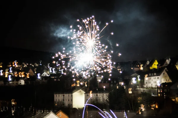 Nyår Fyrverkerier Med Spår Ljus Himlen — Stockfoto