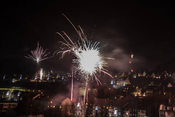 Fuegos Artificiales Año Nuevo Con Rastros Luz Cielo —  Fotos de Stock