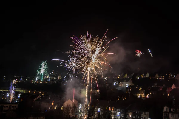 Nyår Fyrverkerier Med Spår Ljus Himlen — Stockfoto