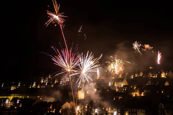 Gökyüzünde ışık izleri olan yeni yıl havai fişekleri.