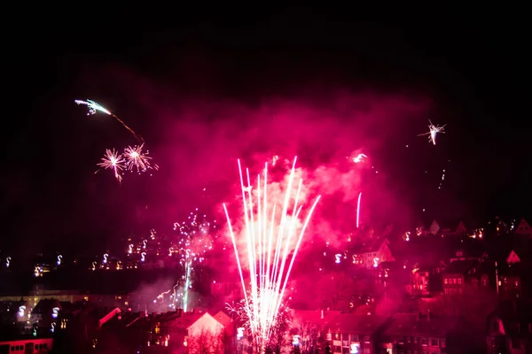 Fogos Artifício Ano Novo Com Vestígios Luz Céu — Fotografia de Stock