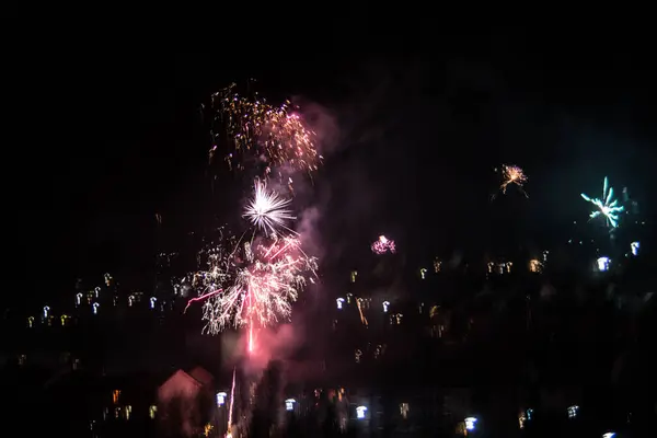 Fuegos Artificiales Año Nuevo Con Rastros Luz Cielo —  Fotos de Stock