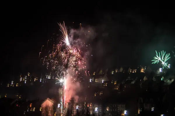 Fuochi Artificio Capodanno Con Tracce Luce Nel Cielo — Foto Stock
