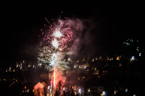 Silvesterfeuerwerk Mit Lichtspuren Himmel — Stockfoto