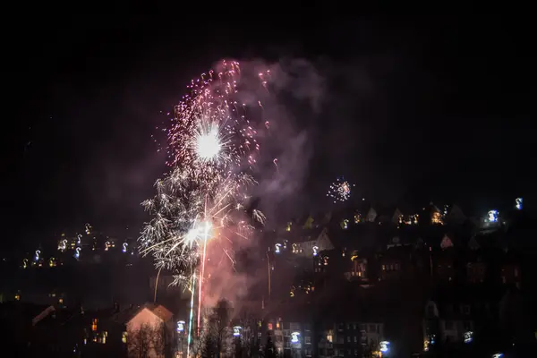 Silvesterfeuerwerk Mit Lichtspuren Himmel — Stockfoto