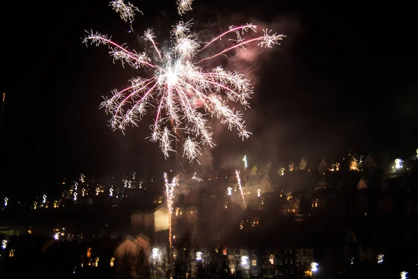 Gökyüzünde ışık izleri olan yeni yıl havai fişekleri.