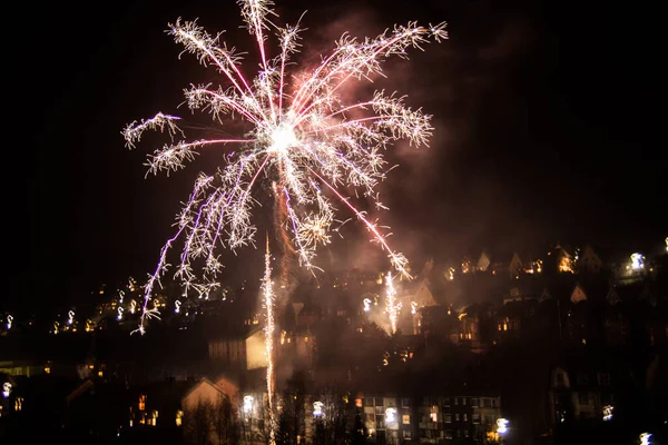 Gökyüzünde ışık izleri olan yeni yıl havai fişekleri.