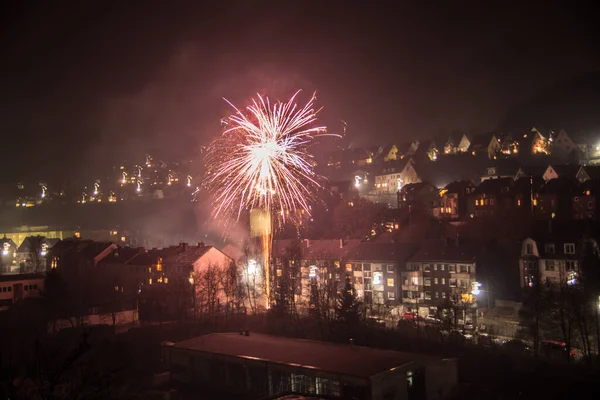 Fuegos Artificiales Año Nuevo Con Rastros Luz Cielo —  Fotos de Stock