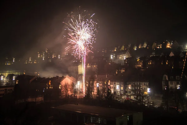 Gökyüzünde ışık izleri olan yeni yıl havai fişekleri.