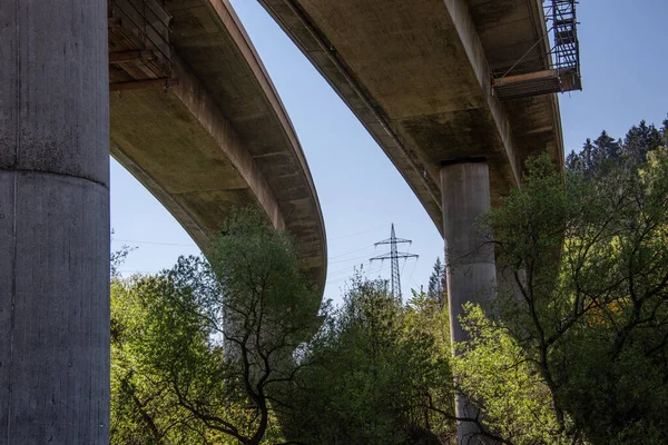 Betonierte Hochstraße Über Bahnstrecke — Stockfoto