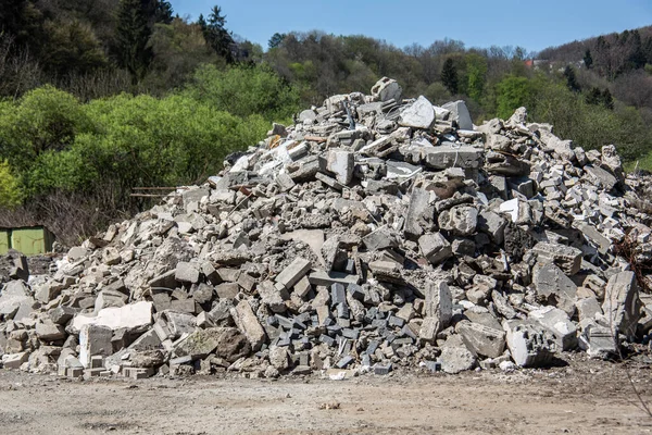 Vertedero Residuos Construcción Frente Bosque Montañoso —  Fotos de Stock