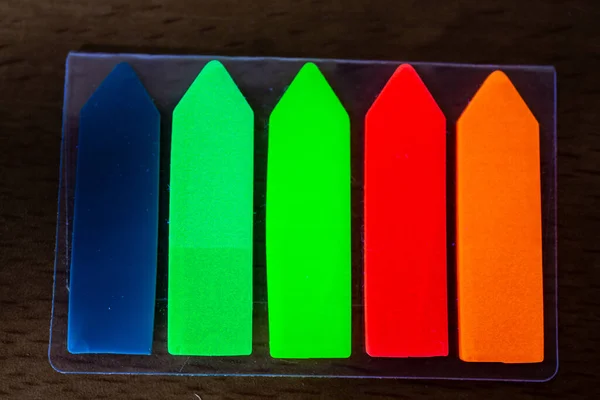 Flèches Avec Peinture Fluorescente Lumière — Photo