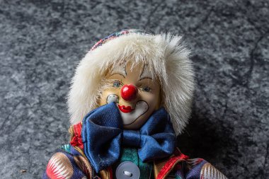 Oyuncak bebek gibi renkli palyaço