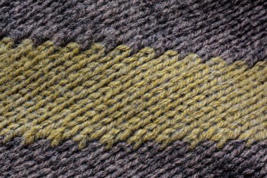 Renkli örülmüş yün kazak