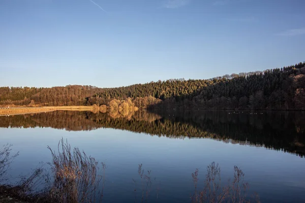 Herbstsee Mit Reflexionen Von Bäumen Wasser — Stockfoto