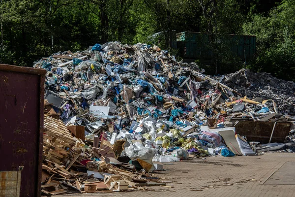 Grande Montanha Com Resíduos Para Reciclagem — Fotografia de Stock