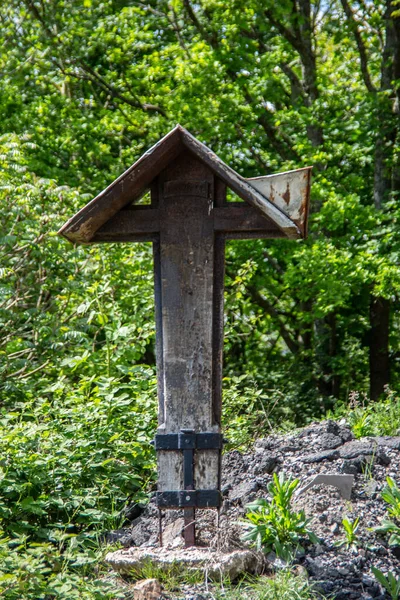 森林中的木制大教堂十字架 — 图库照片