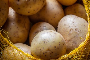 Pişirmek için çiğ patates.