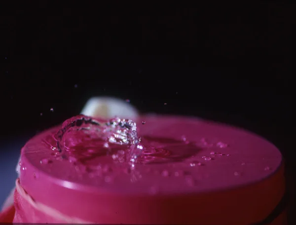 Gotas Agua Caen Sobre Membrana Salpica Lejos —  Fotos de Stock