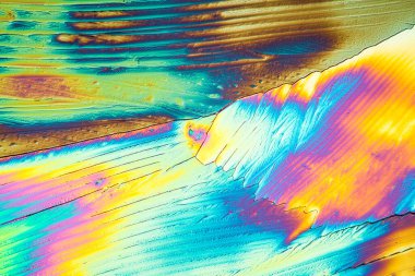 Mikroskopun altındaki kutuplaşmış ışıktaki Urea kristalleri 100 x