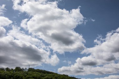 Mavi yaz gökyüzünde bulut oluşumları