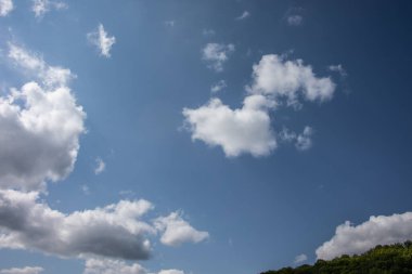 Mavi yaz gökyüzünde bulut oluşumları