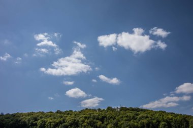 Mavi yaz gökyüzünde bulut oluşumları