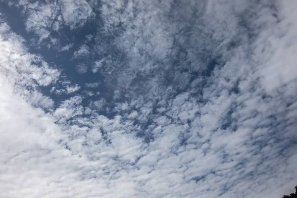 Хмарні Утворення Блакитному Літньому Небі — стокове фото