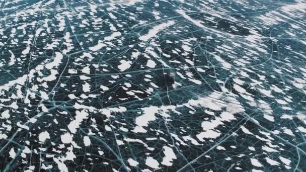 Deriva del coche en el lago congelado Baikal paisaje de invierno con hielo liso claro, Vista aérea . — Vídeo de stock