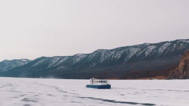 Khivus teknesi Baykal Gölü 'nde hovercraft turizm eğlencesi Listvyanka' nın yanında yüzüyor..
