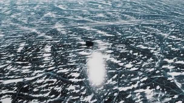 Araba buz tutmuş Baykal Gölü 'nde kayıyor. Pürüzsüz buz ve hava manzarası var.. — Stok video