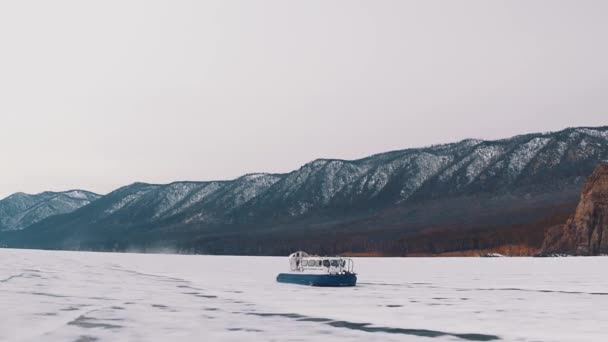 バイカル湖でのKhivusボートホバークラフト観光エンターテイメントはリストヴィアンカの隣に浮かぶ. — ストック動画