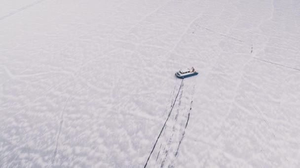 Khivus teknesi Baykal Gölü 'nde hovercraft turizm eğlencesi Listvyanka' nın yanında yüzüyor.. — Stok video