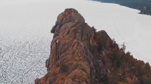 バイカル湖でのKhivusボートホバークラフト観光エンターテイメントはリストヴィアンカの隣に浮かぶ. — ストック動画