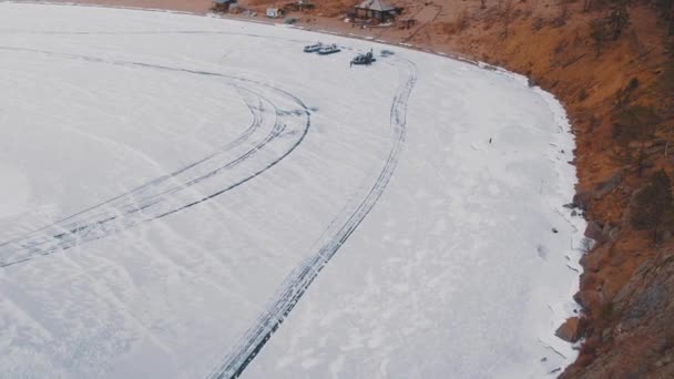 Khivus båt svävare turist underhållning vid Baikal sjön flyter bredvid Listvyanka. — Stockvideo