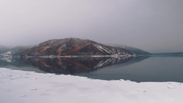 Khivus barco hovercraft entretenimento turístico em Baikal lago flutua ao lado do rio Angara . — Vídeo de Stock