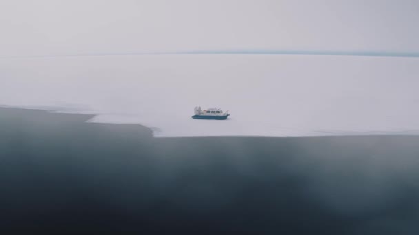 Khivus boot hovercraft toeristische entertainment bij Baikal meer drijft naast Angara rivier. — Stockvideo