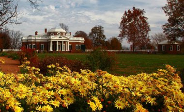 Thomas Jefferson 'ın Monticello' daki evi Charlottesville Virginia yakınlarında güneşli bir günde