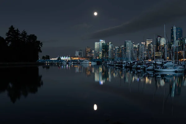 Downtown Vancouver Canada Clear Night Full Moon Reflection — стокове фото