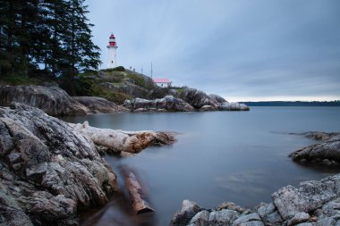 West Vancouver 'daki Atkinson Deniz Feneri İngiliz Kolombiyası bulutlu bir sabahta sakin bir okyanusla ele geçirildi
