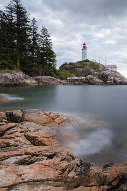 West Vancouver 'daki Atkinson Deniz Feneri İngiliz Kolombiyası bulutlu bir sabahta sakin bir okyanusla ele geçirildi
