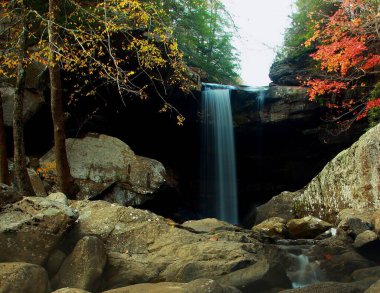 Cumberland 'deki Kartal Şelalesi sonbaharda eyalet parkına düştü