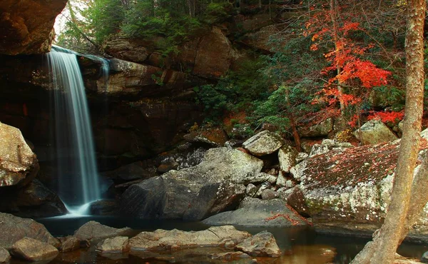 坎伯兰的雄鹰瀑布在秋季末坠落州立公园 — 图库照片