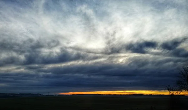 Céu com nuvens e bela atmosfera de luz — Fotografia de Stock