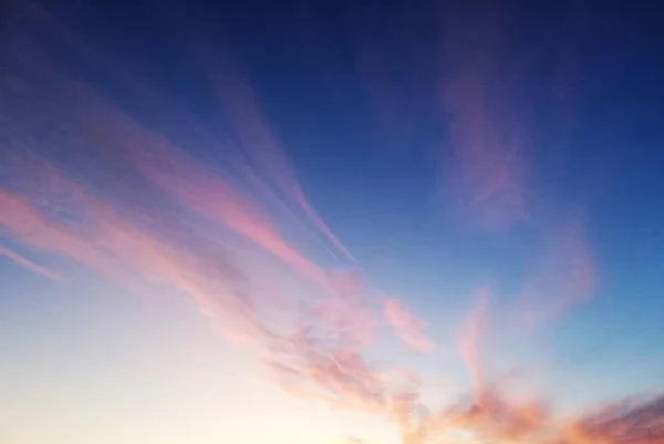 Égbolt felhőkkel és gyönyörű fényatmoszférával — Stock Fotó