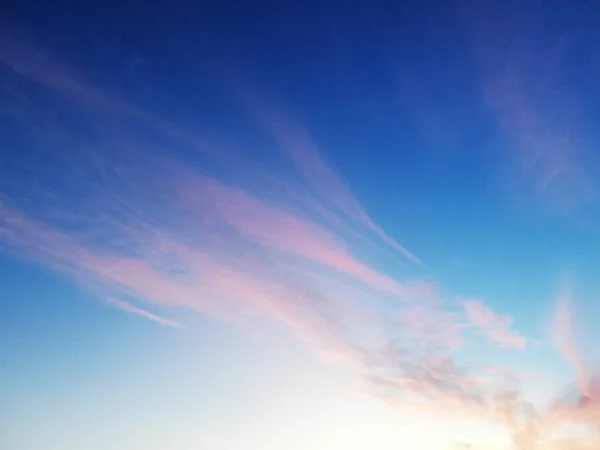 Himmel mit Wolken und schöner Lichtatmosphäre — Stockfoto