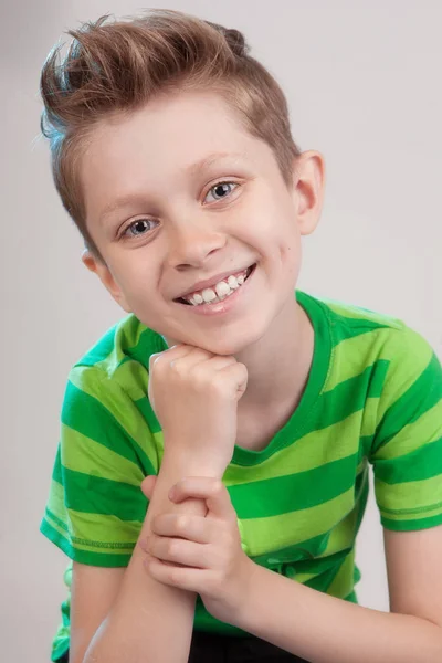 Menino Sorridente Uma Camiseta Verde Listrada — Fotografia de Stock