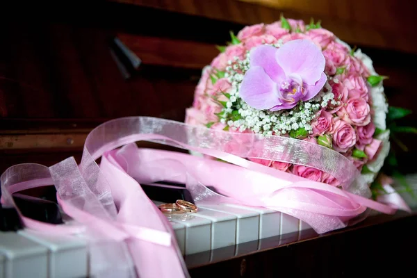 Růžové Květy Klavír — Stock fotografie