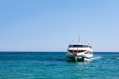 Denizdeki güzel beyaz zevk yatı. Okyanusta bir turist gemisi.